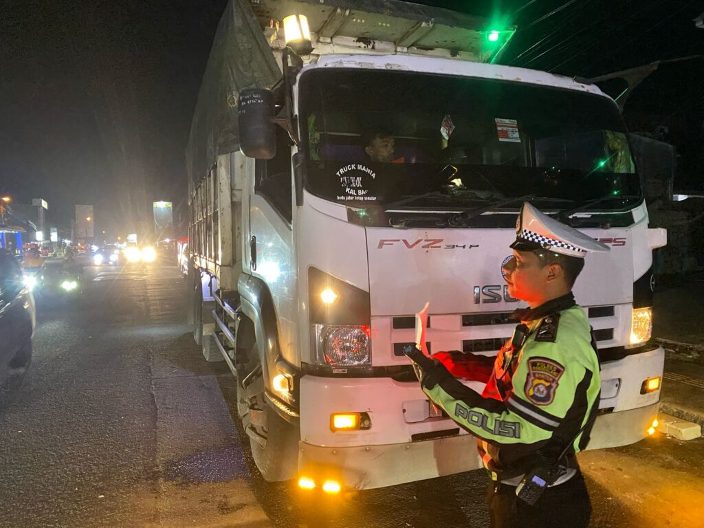 Satlantas Polres Pandeglang Tertibkan Kendaraan Bermuatan Berlebih dalam Patroli Malam 6 WhatsApp Image 2025 02 23 at 05.22.21