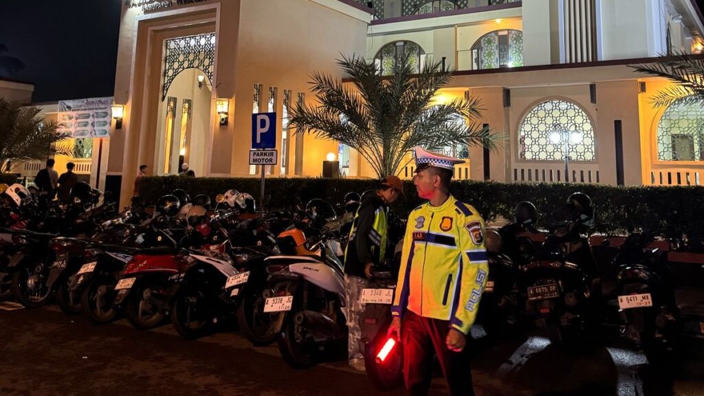Satlantas Polres Pandeglang Gelar Pengamanan Sholat Tarawih di Masjid Agung Pandeglang 4 WhatsApp Image 2025 03 03 at 07.45.12