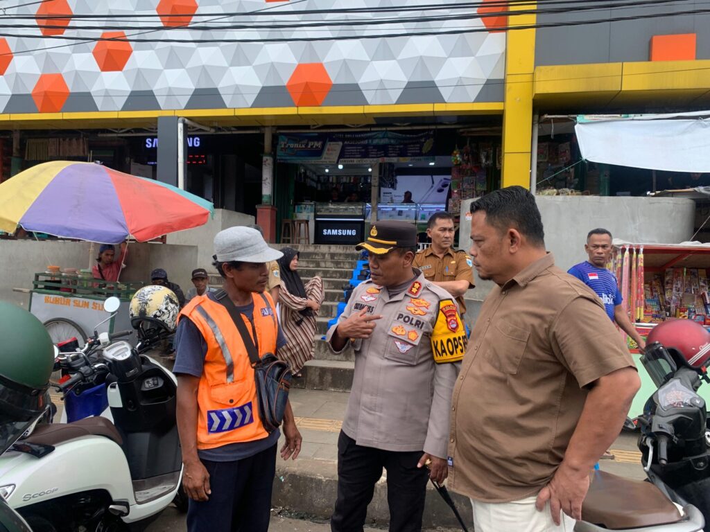 Kapolres Pandeglang Temui Juru Parkir di Pasar Badak Saat Ramadhan, Berikan Himbauan Terkait Tata Letak dan Pencegahan Pungli 7 WhatsApp Image 2025 03 10 at 15.04.13 scaled