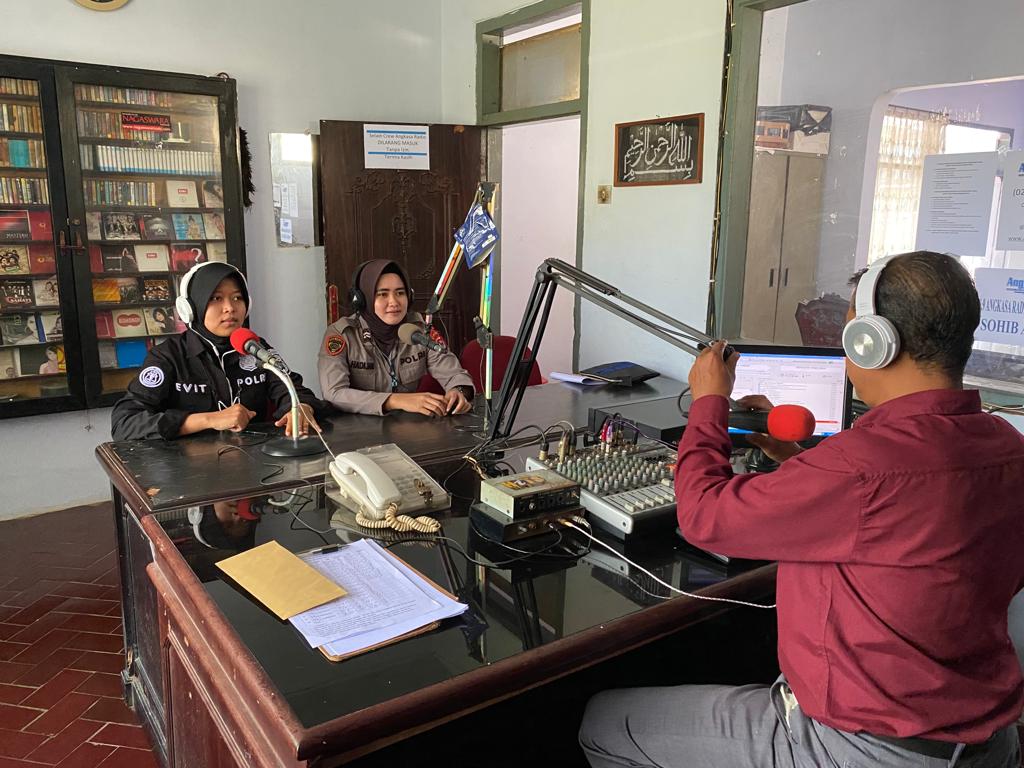 Polres Pandeglang Gelar Talkshow di Radio Angkasa Sosialisasikan Layanan Hotline 110 5 WhatsApp Image 2025 03 19 at 10.38.34