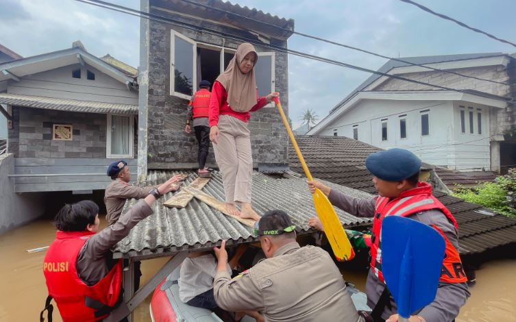 Cerita Kapolsek Pesanggrahan Evakuasi Warga Banjir yang Terjebak dari Lantai Dua 3