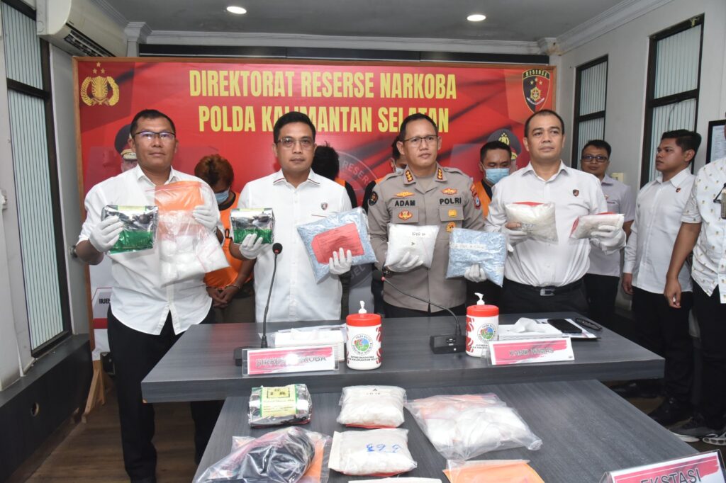 Polda Kalsel Bongkar Jaringan Narkoba Terafiliasi Fredy Pratama 6 WhatsApp Image 2025 04 29 at 10.09.45