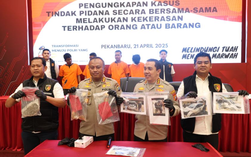 Polda Riau Tangkap Empat Debt Collector Yang Terlibat Pengrusakan dan Intimidasi 8 yurh