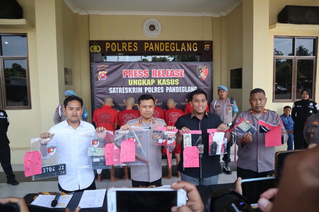 Polres Pandeglang Tangkap Lima Anggota Komplotan Spesialis Pembobol Rumah dan Curanmor 4 WhatsApp Image 2025 05 05 at 14.03.16