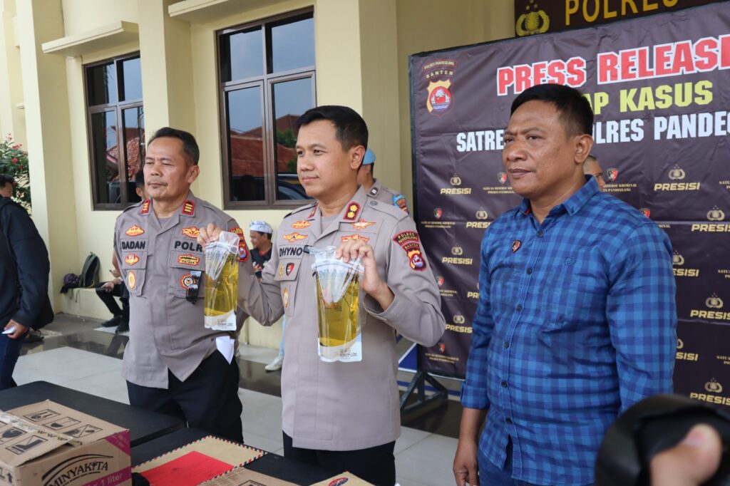 Polres Pandeglang Tangkap IRT Penipu Modus Jual Minyak Goreng Murah, Rugikan Korban Rp621 Juta 3 WhatsApp Image 2025 05 05 at 14.11.11