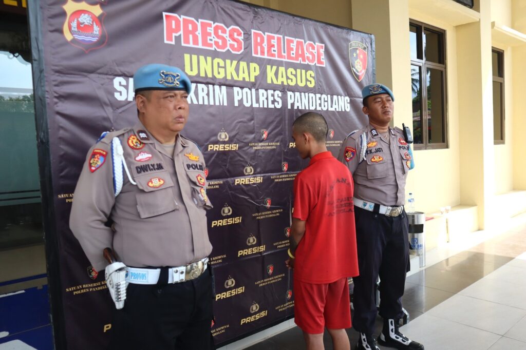 Polres Pandeglang Bekuk Pengedar Obat Terlarang Spesialis Pengamen, Ribuan Butir Hexymer dan Tramadol Disita 2 WhatsApp Image 2025 05 05 at 14.13.23