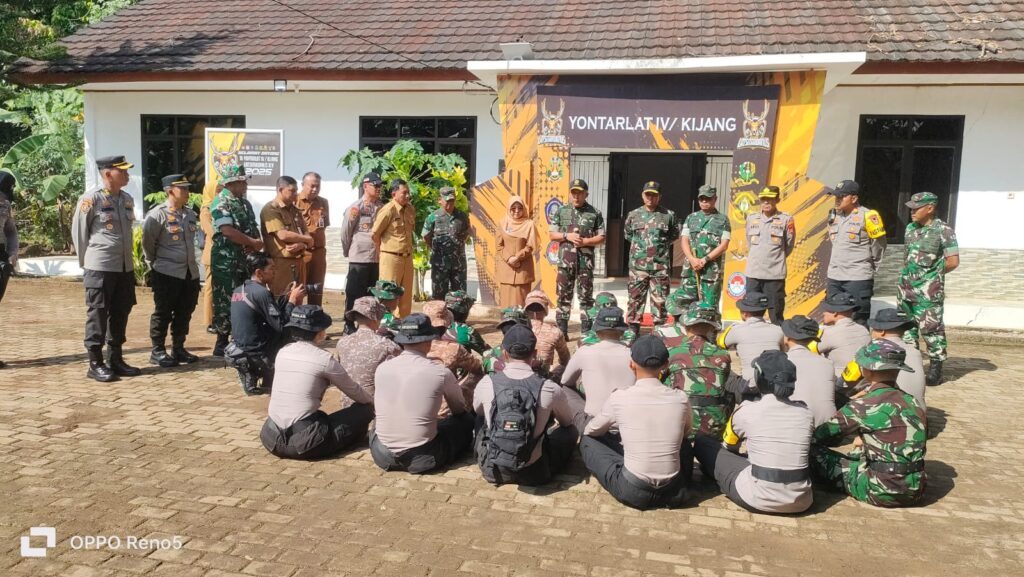 Kabag SDM Polres Pandeglang Dampingi Kunjungan Danjen Akademi TNI dalam Kegiatan Yontarlat IV/Kijang Latsitarda Nusantara XLV di Kecamatan Koroncong 7 WhatsApp Image 2025 06 16 at 11.29.01