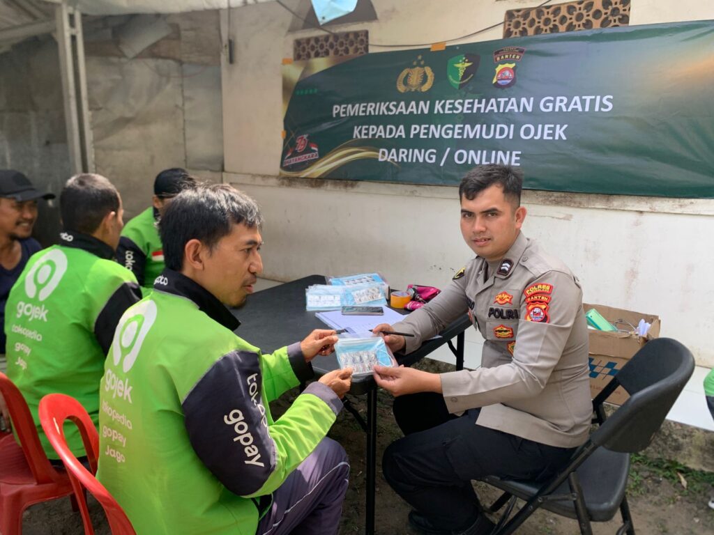 HUT Bhayangkara ke-79, Sidokkes Polres Pandeglang Gelar Pemeriksaan Kesehatan Gratis untuk Pengemudi Ojek Daring 6 WhatsApp Image 2025 06 16 at 14.06.40