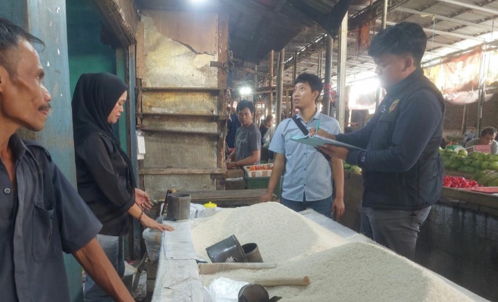 Satreskrim Polres Pandeglang Gelar Monitoring Harga Sembako di Pasar Badak Pandeglang 2 IMG 20251026 095831