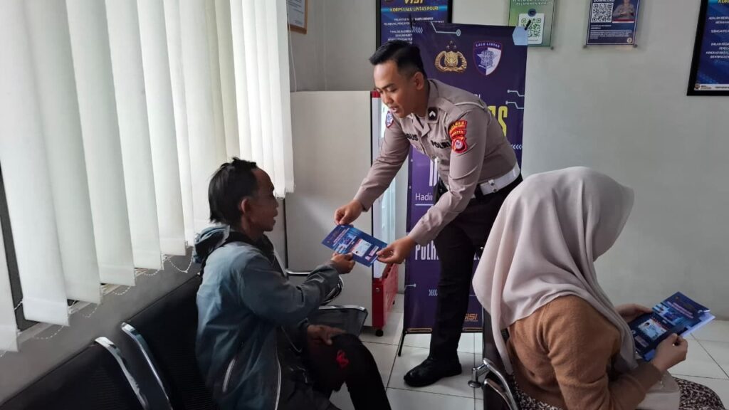 Satlantas Polres Pandeglang Gelar Program “Polantas Menyapa” melalui Coaching Clinic Pemohon SIM 10 WhatsApp Image 2025 11 24 at 10.32.48