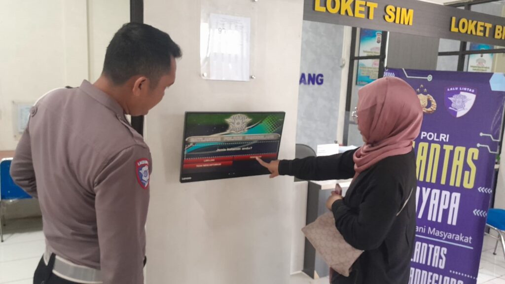 Satlantas Polres Pandeglang Gelar Pelayanan Prima dalam Program “Polantas Menyapa” 9 WhatsApp Image 2025 11 25 at 10.09.13