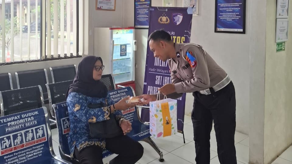 Satlantas Polres Pandeglang Laksanakan Program “Polantas Menyapa” Berikan Pelayanan Prima Kepada Pemohon SIM 8 WhatsApp Image 2025 11 26 at 10.39.43