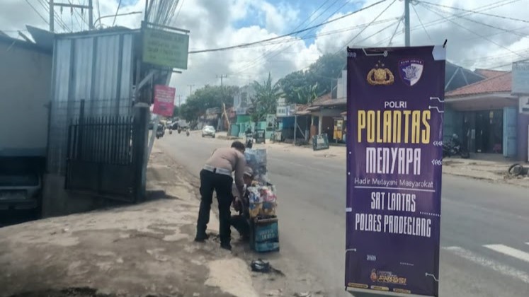 Satlantas Polres Pandeglang Gelar “Jumat Berbagi” dalam Program Polantas Menyapa, Bagikan Nasi Kotak kepada Warga Kurang Mampu 6 WhatsApp Image 2025 11 28 at 10.02.48