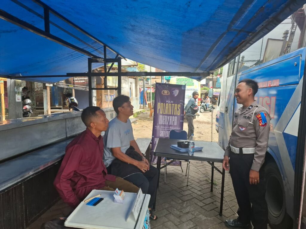 Satlantas Polres Pandeglang Laksanakan Program “Polantas Menyapa” dengan Coaching Clinic bagi Pemohon SIM di Pelayanan SIM Keliling 5 WhatsApp Image 2025 11 29 at 09.54.42