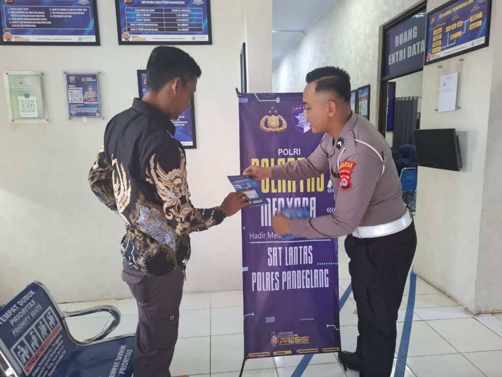 Satlantas Polres Pandeglang Berikan Pelayanan Prima kepada Pemohon SIM di Satpas Pandeglang 3 WhatsApp Image 2025 12 01 at 08.53.17