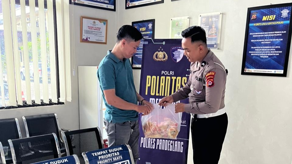 Satlantas Polres Pandeglang Gelar Program “Polantas Menyapa” untuk Tingkatkan Pelayanan Masyarakat 1 WhatsApp Image 2025 12 03 at 10.01.49