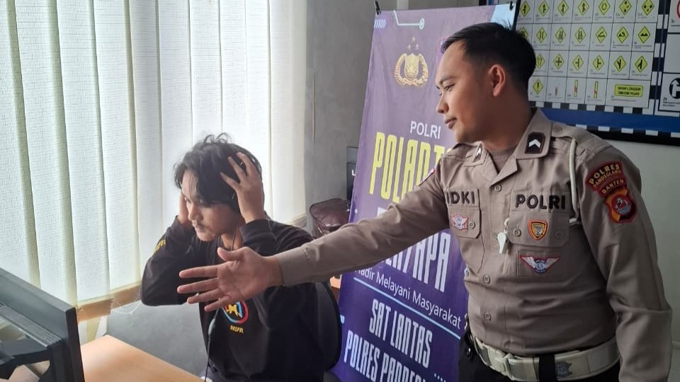 Satlantas Polres Pandeglang Tunjukkan Pelayanan Prima dalam Kegiatan “Polantas Menyapa” 5 WhatsApp Image 2026 02 12 at 11.10.23