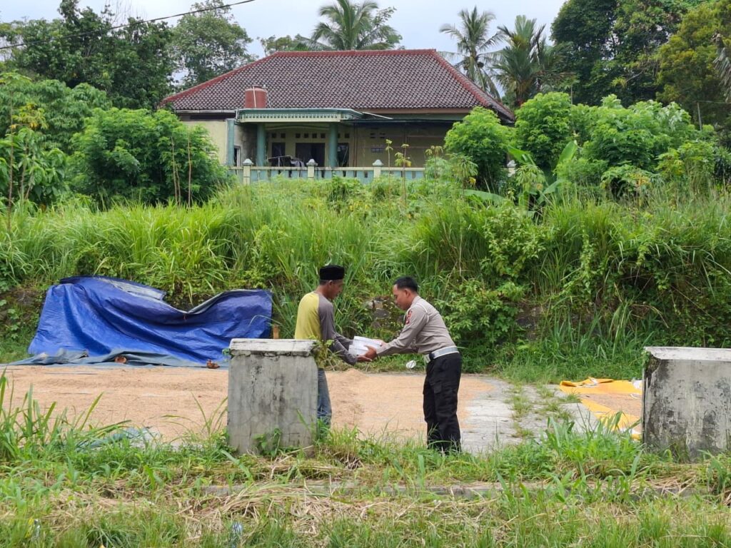 Satlantas Polres Pandeglang Gelar Jumat Berkah dalam Program Polantas Menyapa, Salurkan Sembako dan Nasi Kotak kepada Warga Membutuhkan 3 WhatsApp Image 2026 02 13 at 08.46.36
