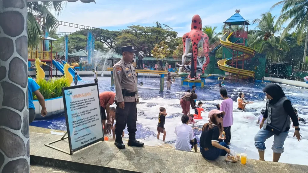 Libur Aman dan Nyaman, Bhabinkamtibmas Polsek Pandeglang Sambangi Pengunjung Cas Waterpark Cikole 4 MConverter.eu WhatsApp Image 2026 06 07 at 13.29.14