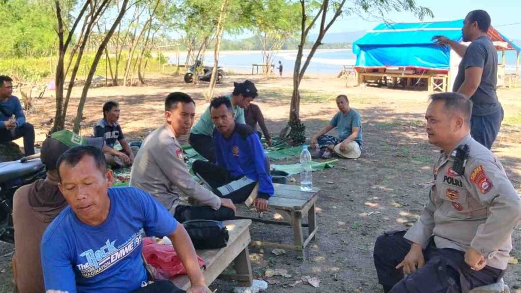 Hadir di Tengah Wisatawan, Bhabinkamtibmas Polsek Cigeulis Perkuat Keamanan Pantai Camara Lewat Patroli dan Sambang 9 WhatsApp Image 2026 07 11 at 15.55.39 11zon