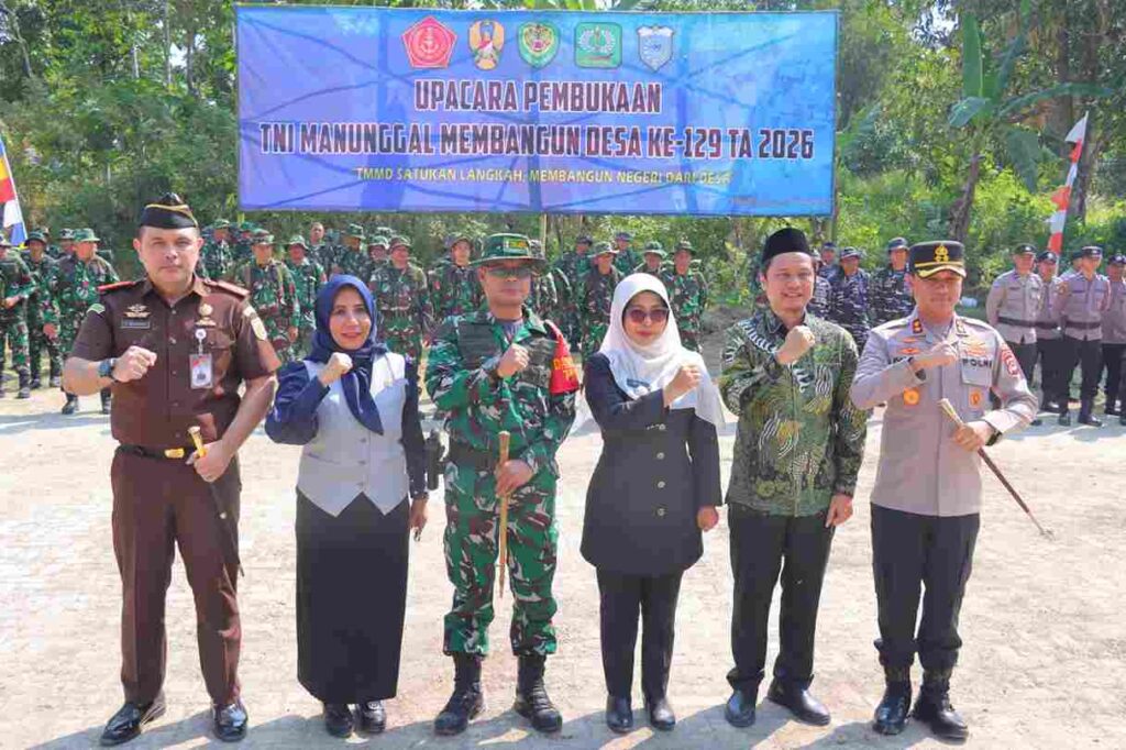 Dukung Percepatan Pembangunan Desa, Kapolres Pandeglang Hadiri Pembukaan TMMD ke-129 di Kecamatan Patia 4 WhatsApp Image 2026 07 15 at 12.03.59 11zon