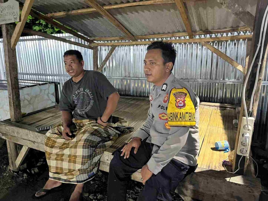 Melalui Sambang DDS, Bhabinkamtibmas Polsek Cikeusik Polres Pandeglang Ingatkan Warga Segera Laporkan Setiap Gangguan Kamtibmas 2 WhatsApp Image 2026 07 24 at 20.50.56 11zon