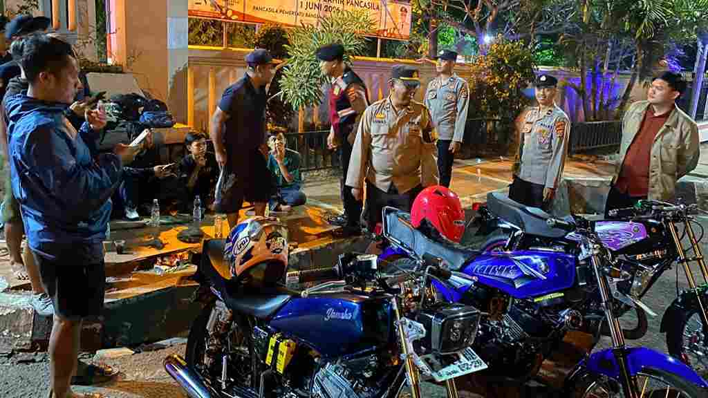 Respons Cepat Laporan Call Center 110, Polres Pandeglang Gelar Patroli Malam Dialogis Cegah Aksi Balap Liar 9 WhatsApp Image 2026 07 25 at 23.53.49 11zon