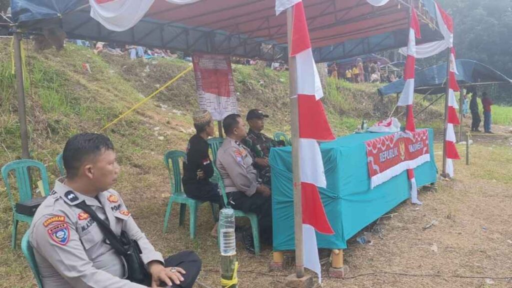 Wujudkan Pertandingan Aman Dan Sportif, Polsek Pandeglang Polres Pandeglang Gelar Pengamanan Turnamen Sepak Bola Kelurahan Cigadung Tahun 2026 10 WhatsApp Image 2026 07 27 at 17.50.03 11zon
