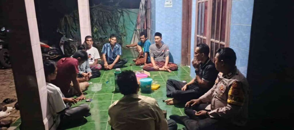 Humanis dan Dekat dengan Masyarakat, Bhabinkamtibmas Polsek Munjul Gelar Sambang Sekaligus Ronda Malam di Desa Ciodeng 8 WhatsApp Image 2026 07 30 at 23.50.37 11zon