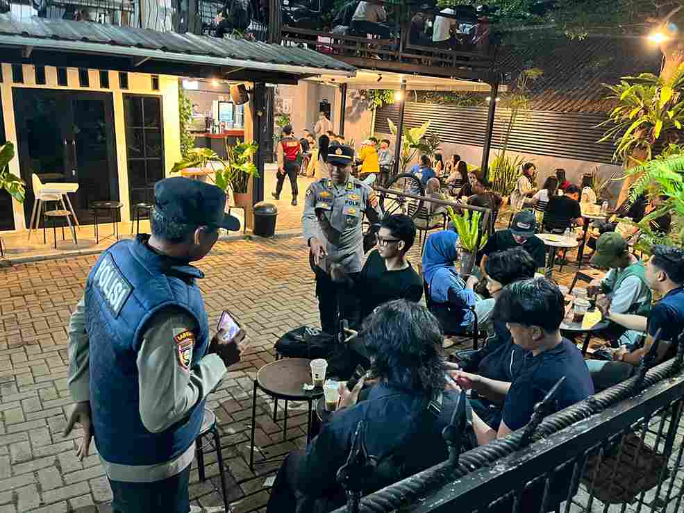 Hadir di Tengah Masyarakat, Polres Pandeglang Gelar Patroli KRYD di Sejumlah Cafe pada Akhir Pekan untuk Cegah Gangguan Kamtibmas 7 WhatsApp Image 2026 08 01 at 22.36.38 11zon
