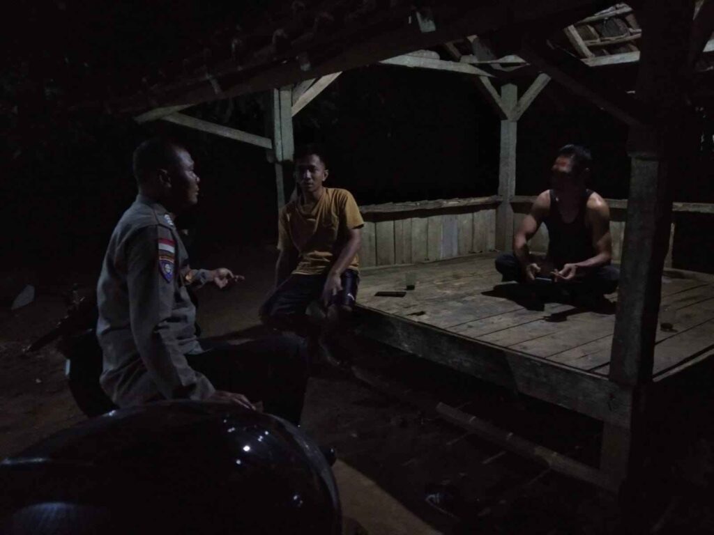 Bhabinkamtibmas Polsek Cikeusik Polres Pandeglang Gelar Sambang DDS Malam Hari, Perkuat Keamanan Lingkungan Melalui Binkamsa 6 WhatsApp Image 2026 08 13 at 00.09.01 11zon