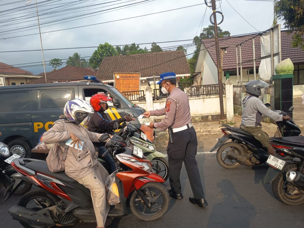 POLSEK MENES POLRES PANDEGLANG SOSIALISASIKAN PEMAKAIAN DAN BAGIKAN MASKER GRATIS ANTISIPASI ABU VULKANIK ERUPSI GUNUNG ANAK KRAKATAU 3 WhatsApp Image 2026 09 09 at 16.52.05