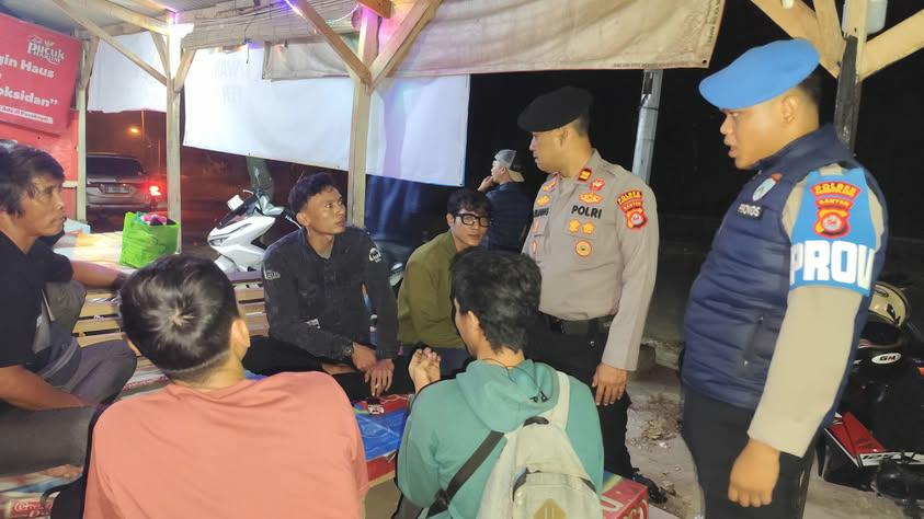 Polres Pandeglang Gelar Patroli Malam Akhir Pekan, Sampaikan Pesan Kamtibmas kepada Penumpang Angkutan Umum 2 WhatsApp Image 2026 09 12 at 22.58.28