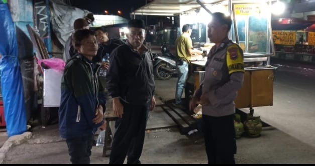 Hadir di Tengah Masyarakat, Bhabinkamtibmas Polsek Pandeglang Sampaikan Imbauan Kamtibmas kepada Pedagang 1 WhatsApp Image 2026 09 19 at 01.27.09